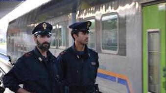 Deruba una donna mentre gioca alle slot: arrestato dalla Polfer