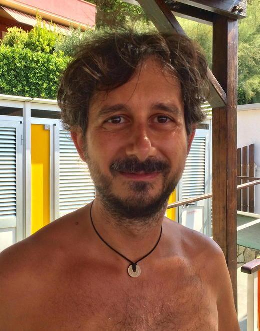 Sotto il sole dei bagni Etruria libri, angolo relax chiacchiere e sfottò: «Qui, come in famiglia» 