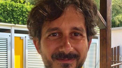 Sotto il sole dei bagni Etruria libri, angolo relax chiacchiere e sfottò: «Qui, come in famiglia»