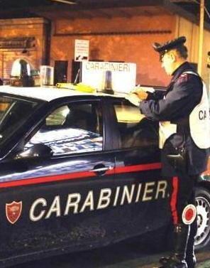 Scappano alla vista dei carabinieri: nell’auto arnesi per fare i furti