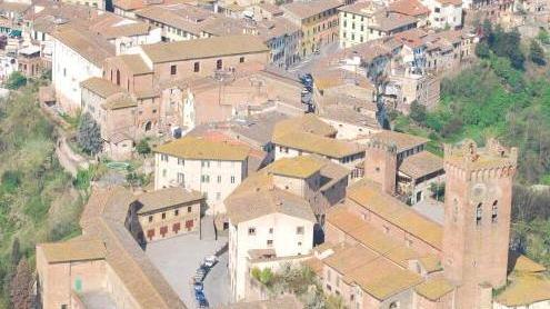 «Noi prigionieri di schiamazzi e sosta selvaggia»
