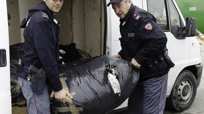 Intercettato dalla polizia un furgone con scarti tessili