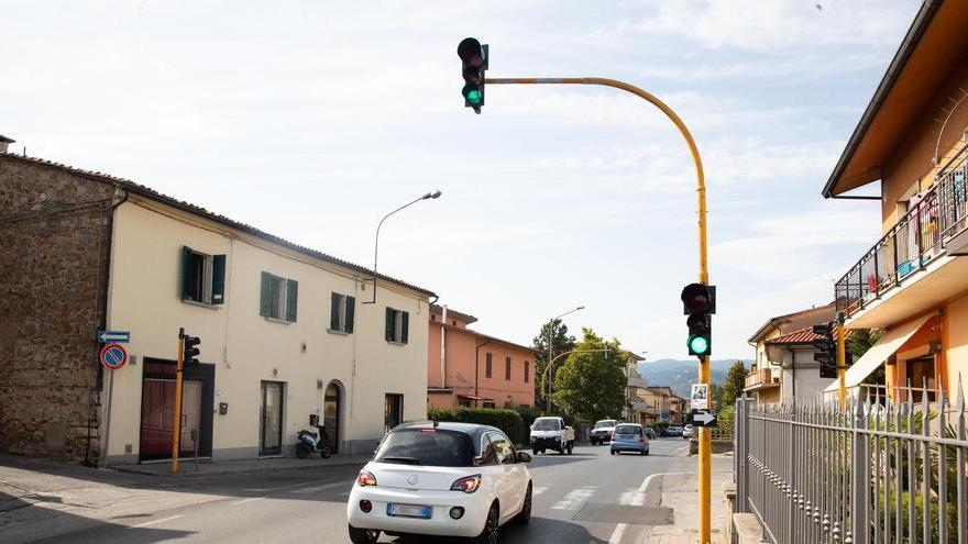 Semaforo, allungato il tempo del passaggio dal rosso al verde