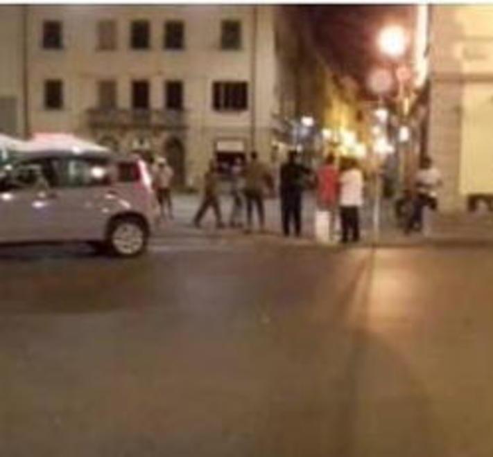 Paura nella notte in piazza: scoppia la rissa 