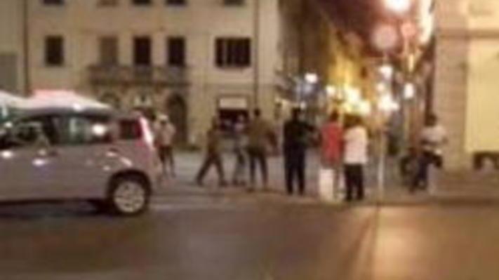 Paura nella notte in piazza: scoppia la rissa