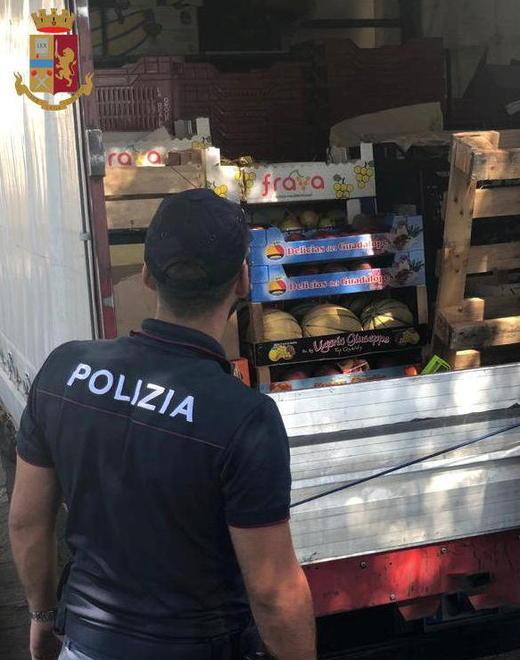 Trasportava frutta senza patente di guida Denunciato e multato