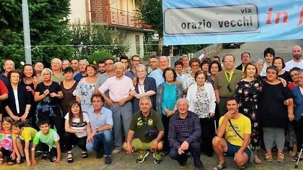 Via Vecchi, tutti i residenti si ritrovano a cena