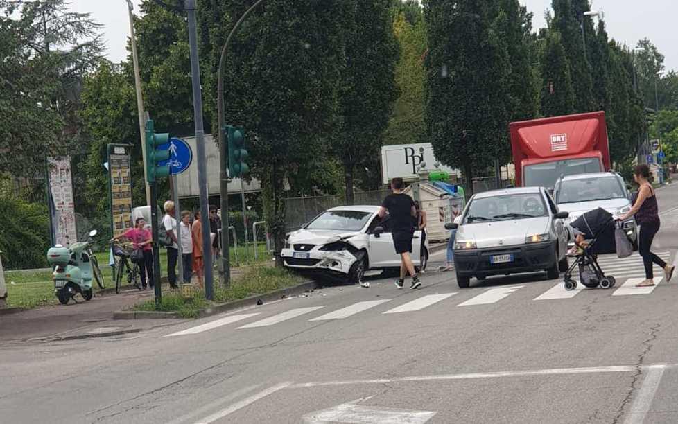 Auto si schianta contro albero