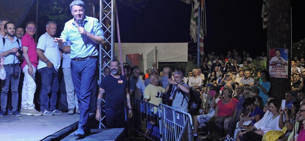 «Salvini e Di Maio hanno fatto un disastro», Renzi scalda la platea Pd 