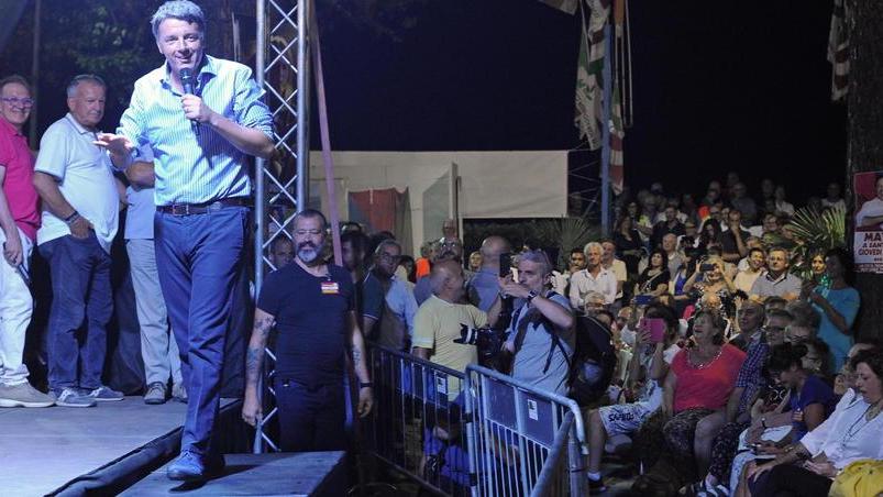 «Salvini e Di Maio hanno fatto un disastro», Renzi scalda la platea Pd
