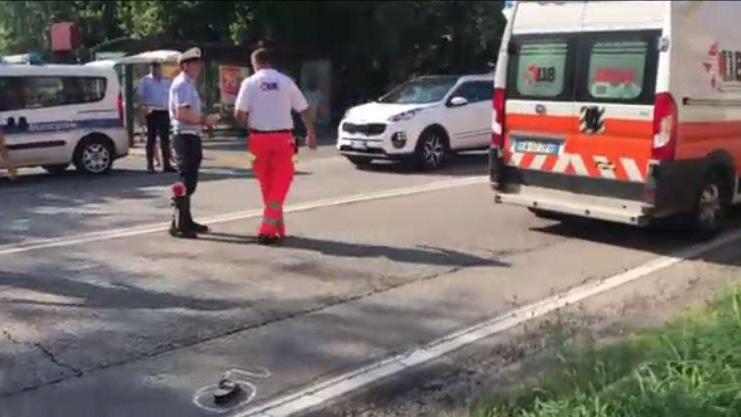 I soccorritori del 118 e la polizia municipale sul luogo dell'incidente
