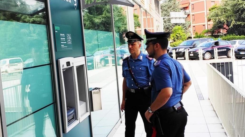Vignola, due donne rubano il bancomat di un anziano e prelevano 1.400 euro: arrestate