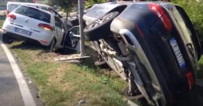Due delle tre auto rimaste coinvolte nella carambola e finite nel fosso