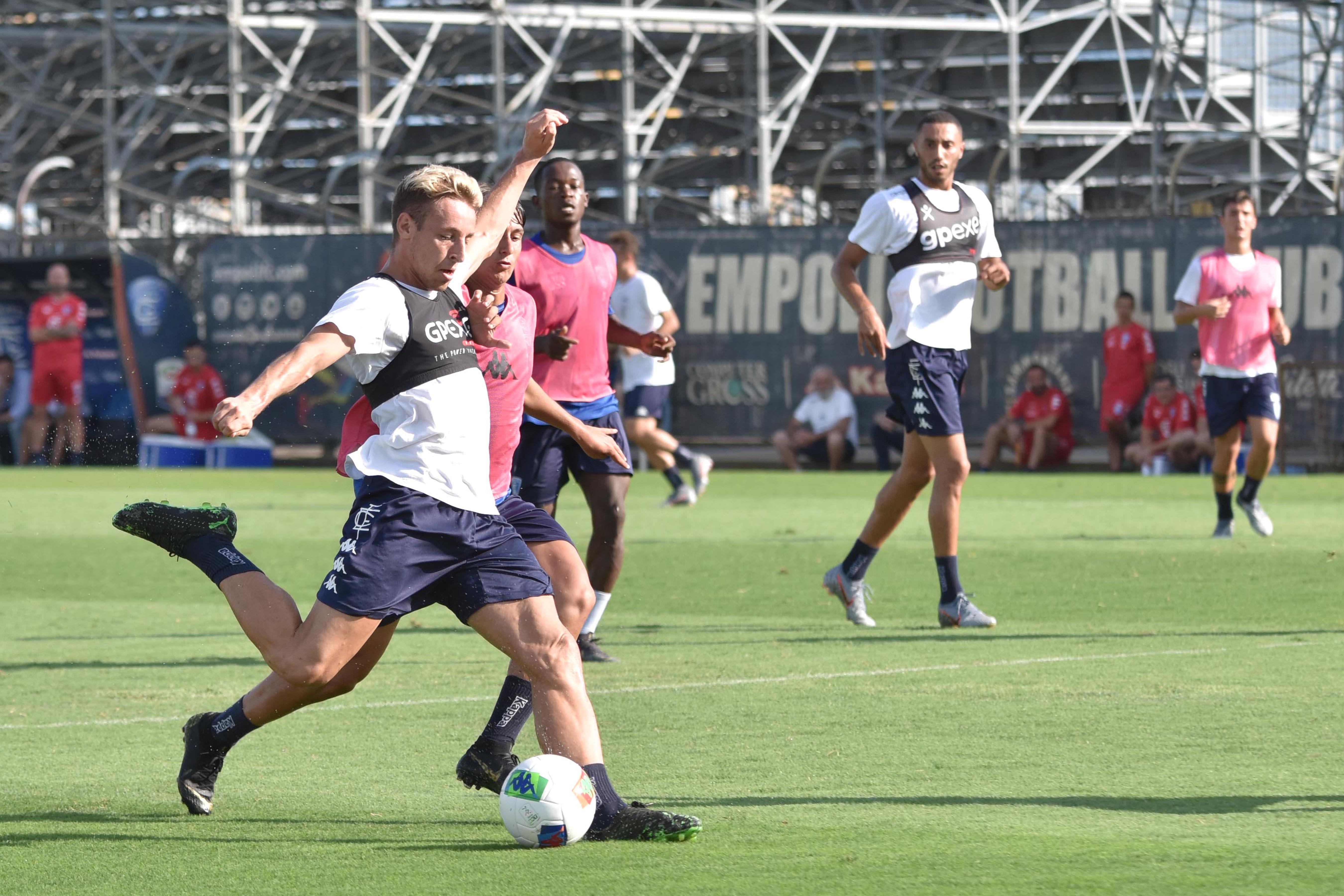 Un momento della partitella dell'Empoli contro la formazione Primavera (foto Carlo Sestini)