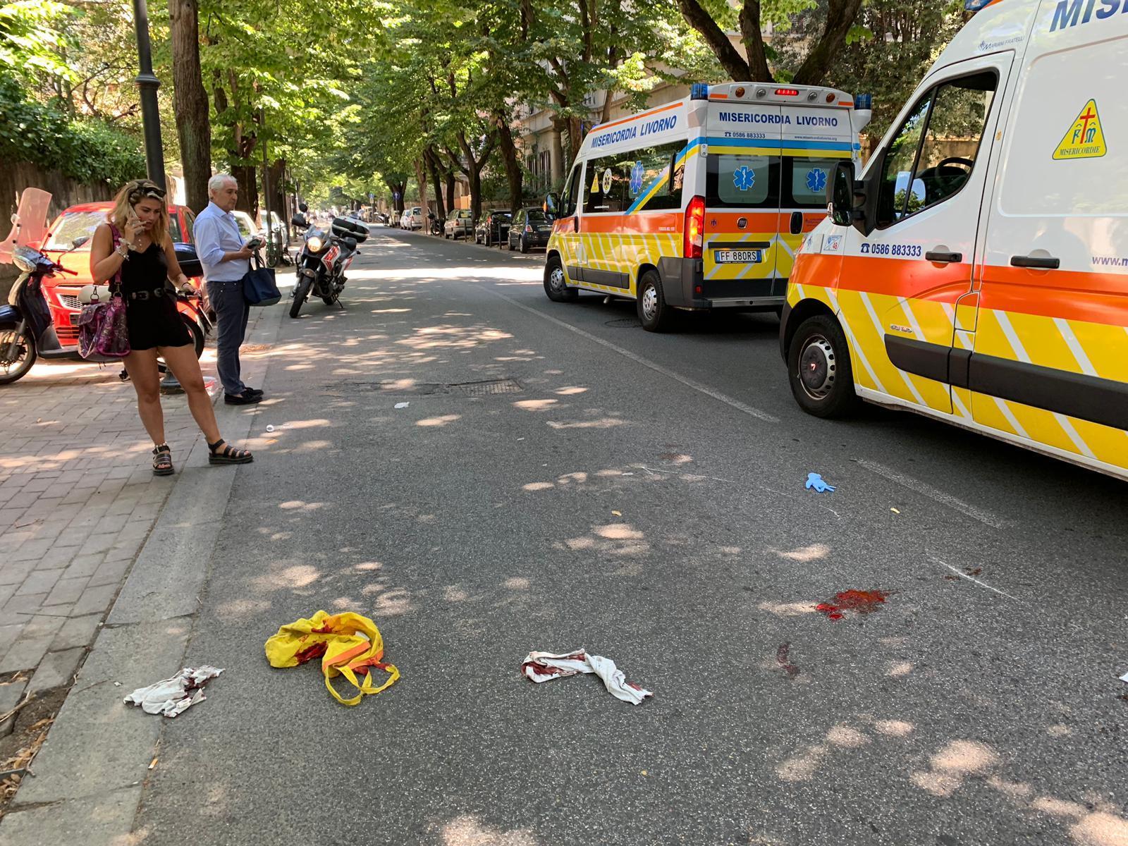 Le ambulanze della Misericordia di Livorno e Antignano sul posto (foto Repetti/Pentafoto)