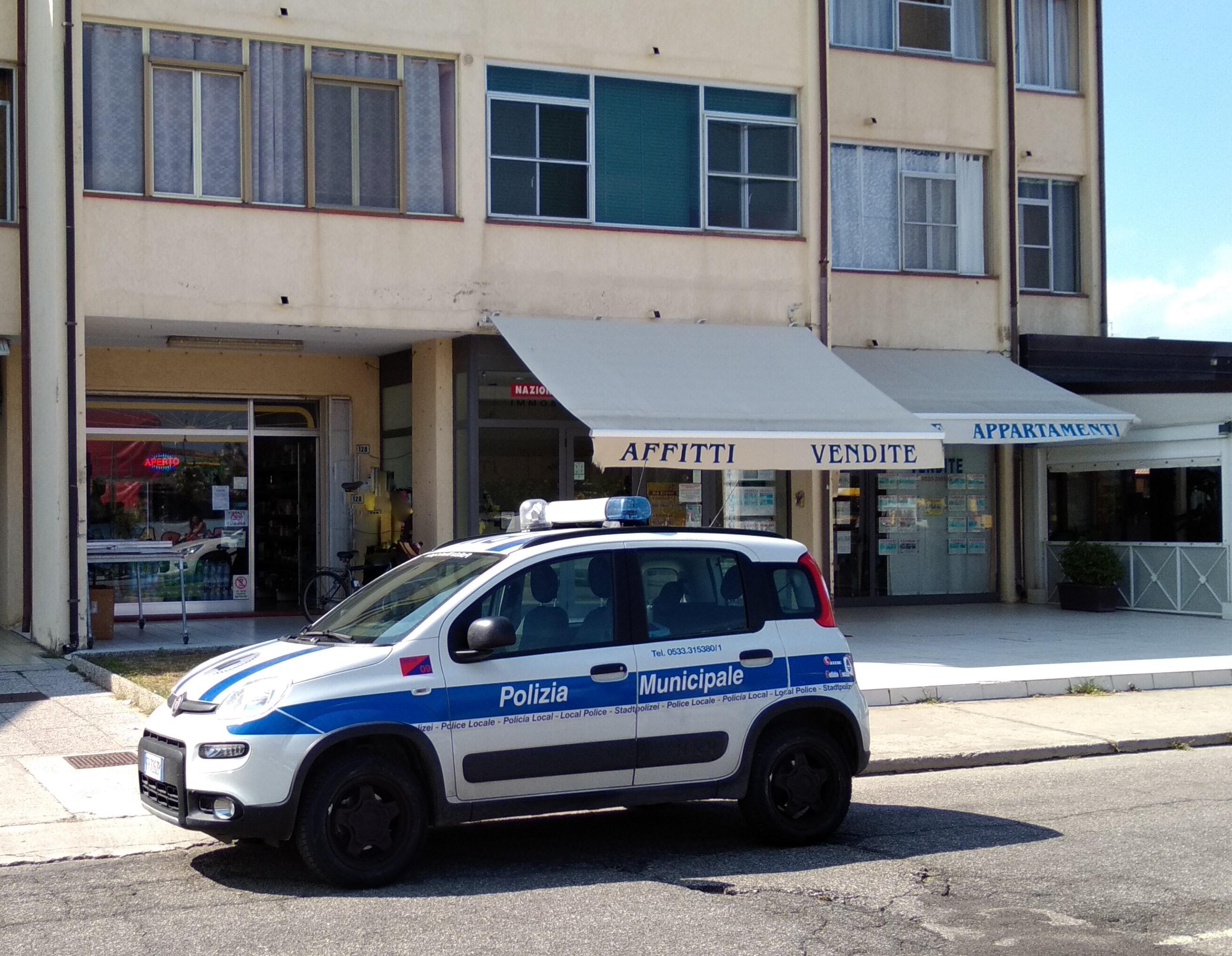 La polizia locale di Comacchio ha notificato all'esercente la chiusura del negozio per tre mesi