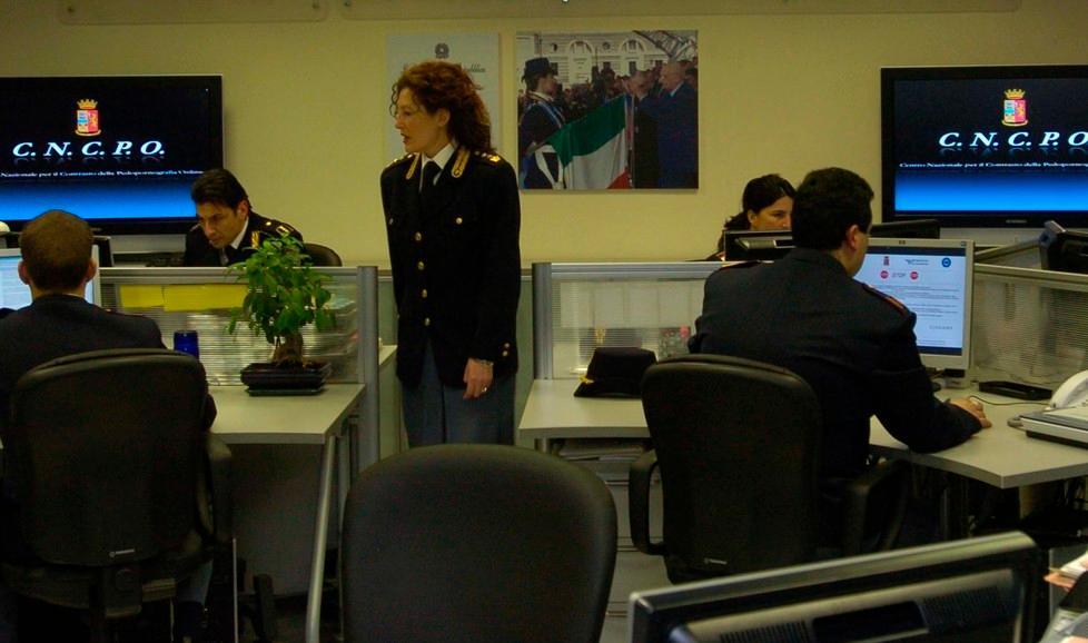 Foto porno con minorenni, arrestato commerciante di 40 anni 