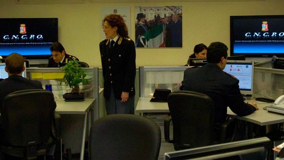 Foto porno con minorenni, arrestato commerciante di 40 anni