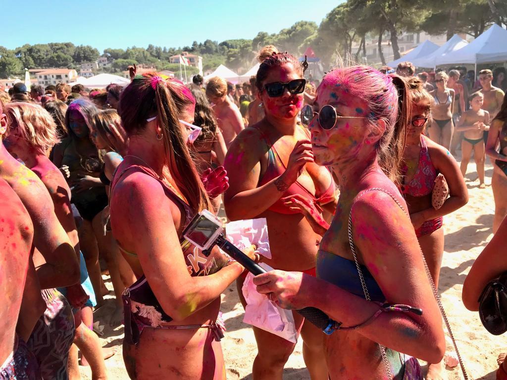 La spiaggia di Marina di Campo sotto un'esplosione di colori - FOTO