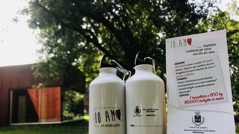 Le borracce ecologiche che verranno consegnate agli studenti
