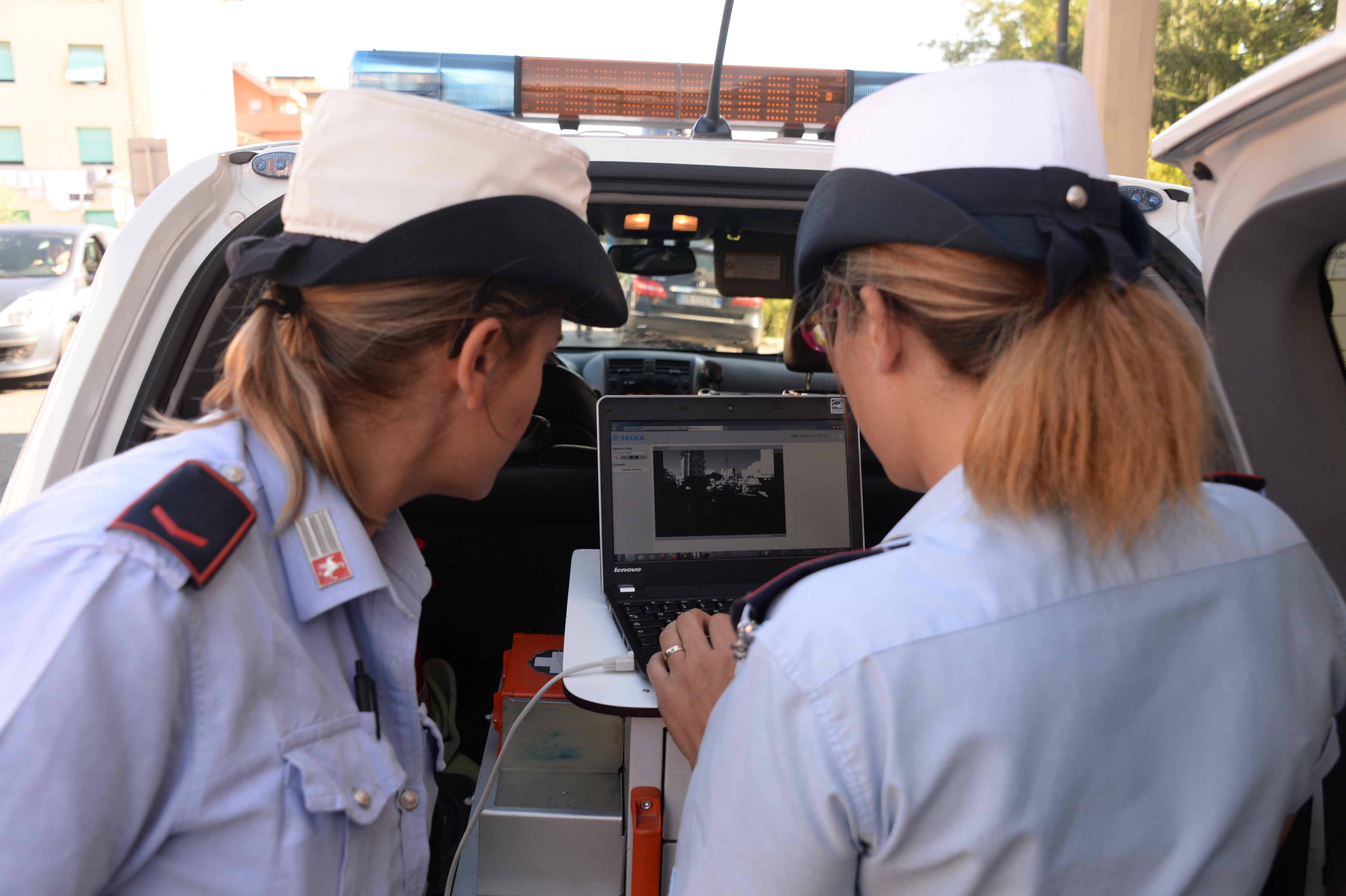 Una pattuglia della Polizia municipale (foto d'archivio)