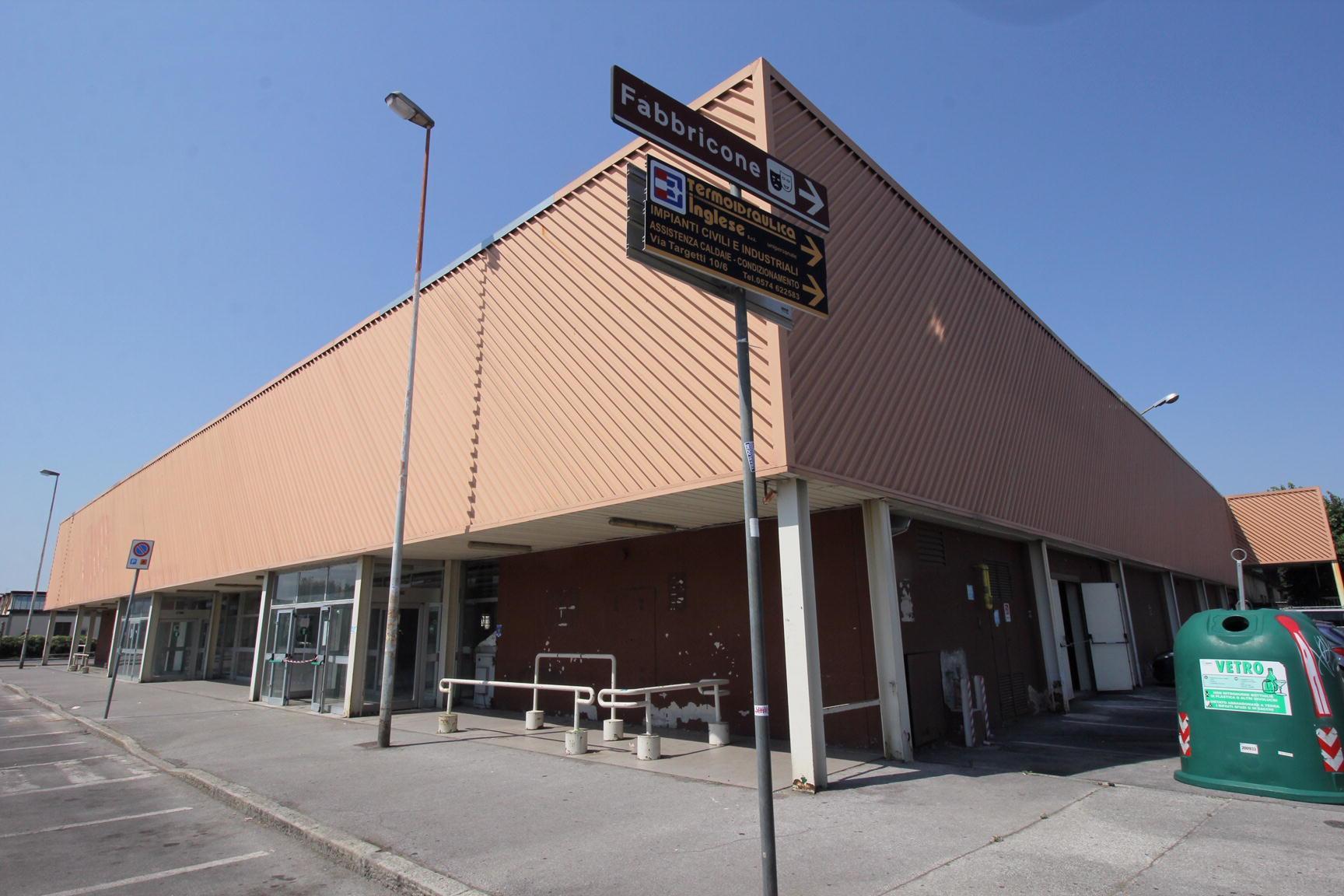 L'ex supermercato Pam di via Targetti che ospiterà la nuova Coop (foto Batavia)