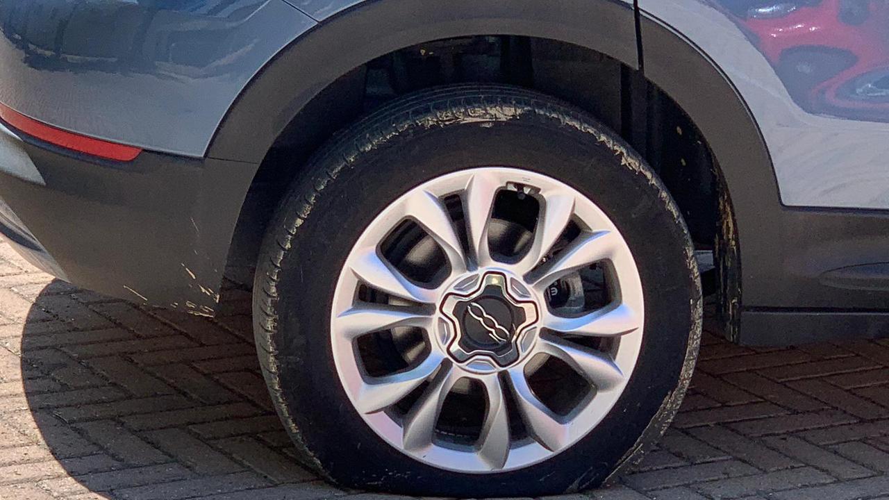 I danni a un'auto (foto Repetti/Pentafoto)