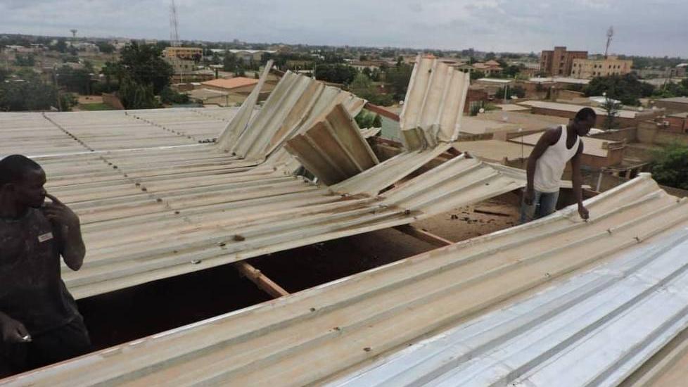 Il tetto dell’Università Shalom in Burkina scoperchiato dai forti temporali che si sono abbattuti sulla capitale Ouagadougou
