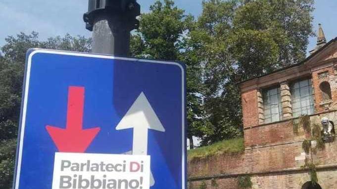 Adesivi sul caso Bibbiano Infuria la polemica politica