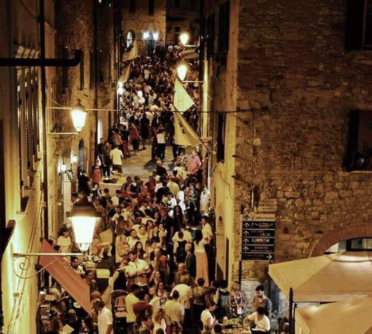 C’è Calici di stelle, il borgo fa festa Vino, piatti tipici e musica in strada