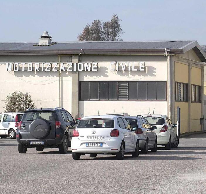 Oltre 7.700 esami per patenti ma solo 16 persone agli sportelli 