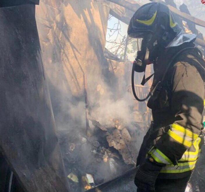 A fuoco baracche, paura per lo scoppio di una bombola
