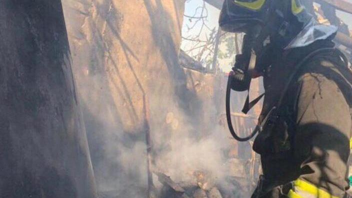 A fuoco baracche, paura per lo scoppio di una bombola