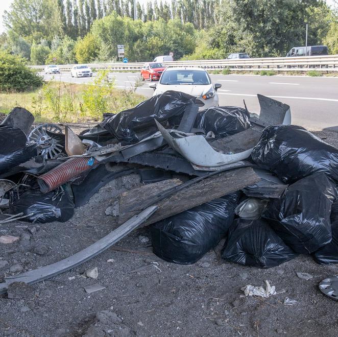 Rottami gettati sotto il ponte