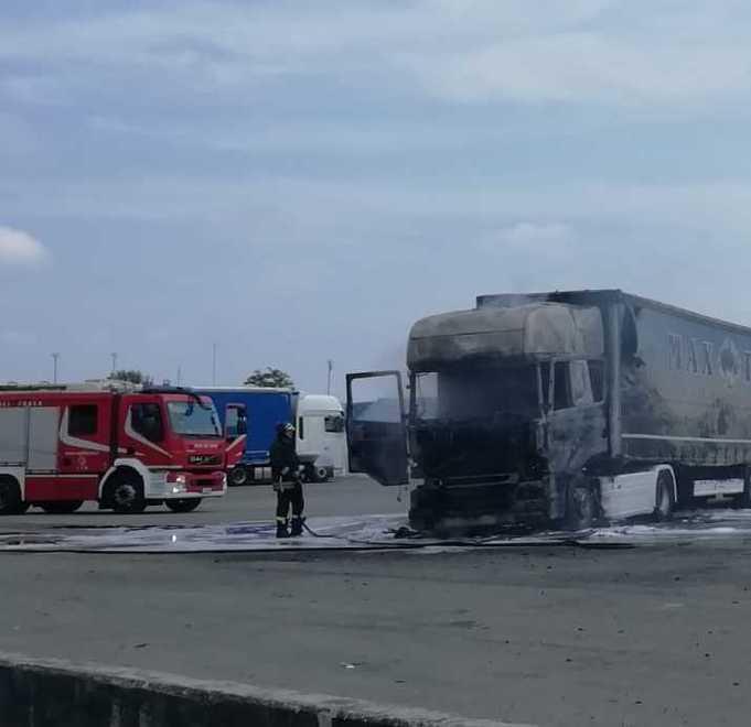 Brucia la cabina di un camion Attimi di paura per l’autista 