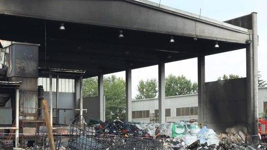 In fiamme 200 tonnellate di plastica Devastata un’altra ditta di Bibbiano