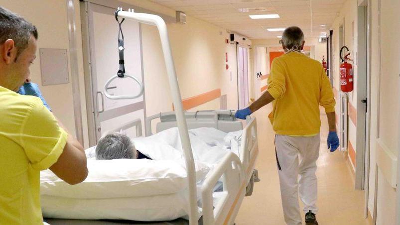 Non c’è posto per i pazienti in dimissione, decine di malati “bloccati” al Sant’Anna