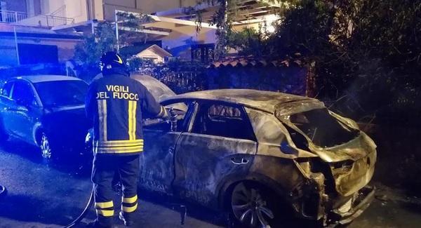 Una delle auto date alle fiamme in Versilia