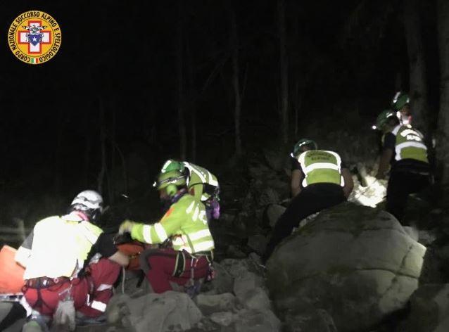 Le operazioni di recupero della donna caduta in un dirupo a Ligonchio