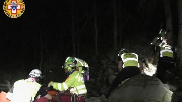 Le operazioni di recupero della donna caduta in un dirupo a Ligonchio