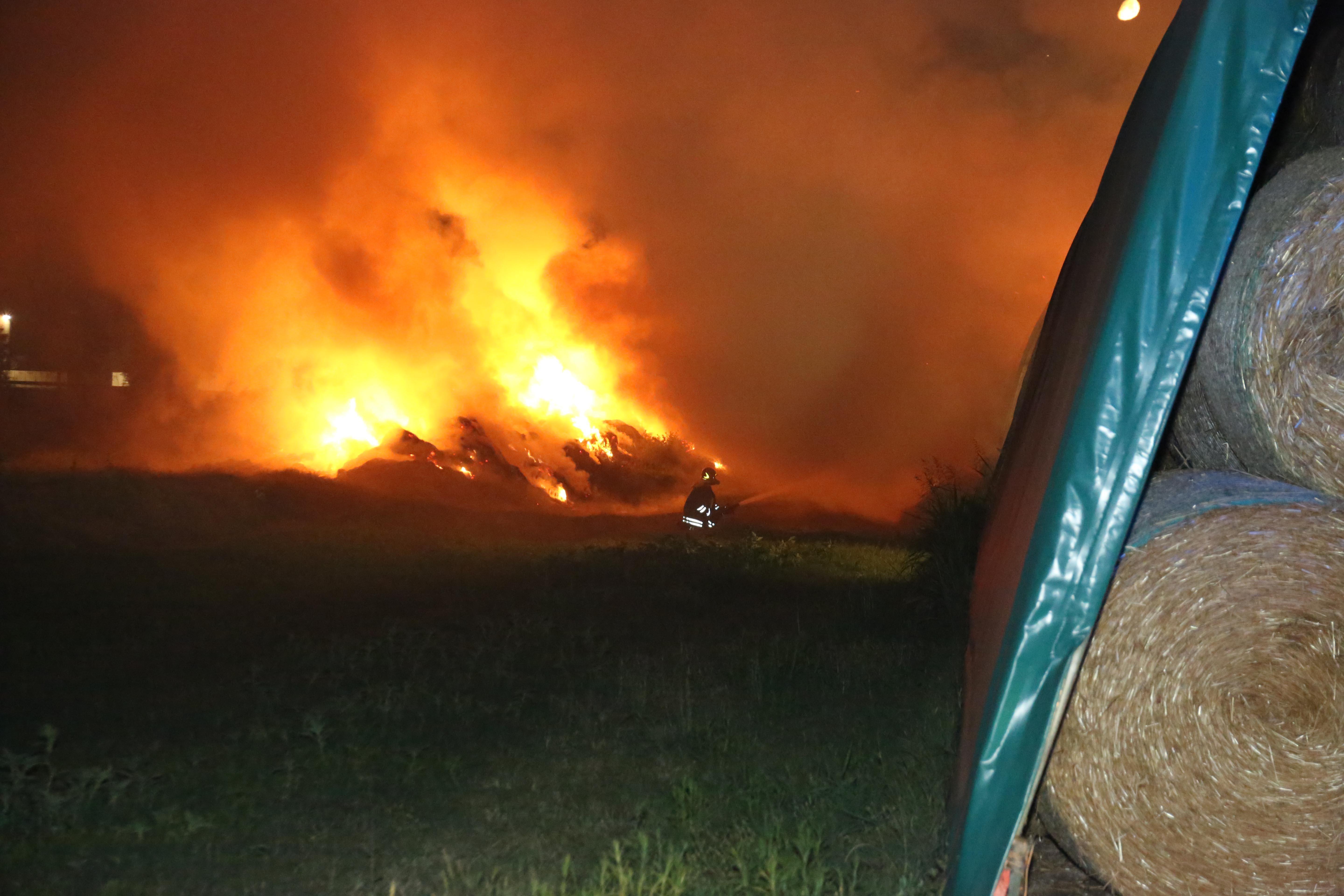 Incendio di rotoballe a Cavriago in strada Fornace