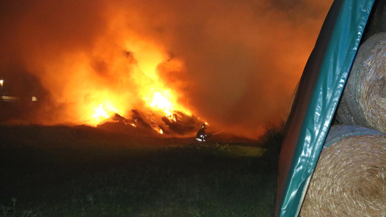 Incendio di rotoballe a Cavriago in strada Fornace