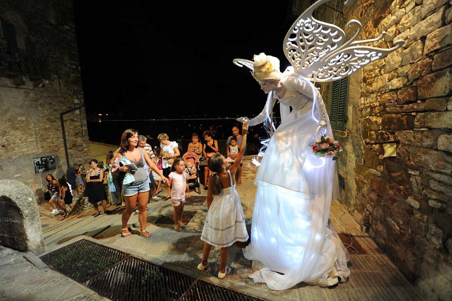Apritiborgo a Campiglia: teatro, musica, giochi e l’arte di strada 