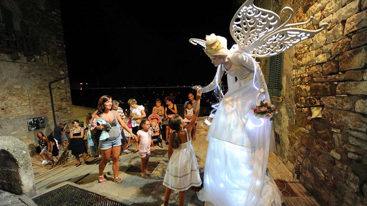 Apritiborgo a Campiglia: teatro, musica, giochi e l’arte di strada