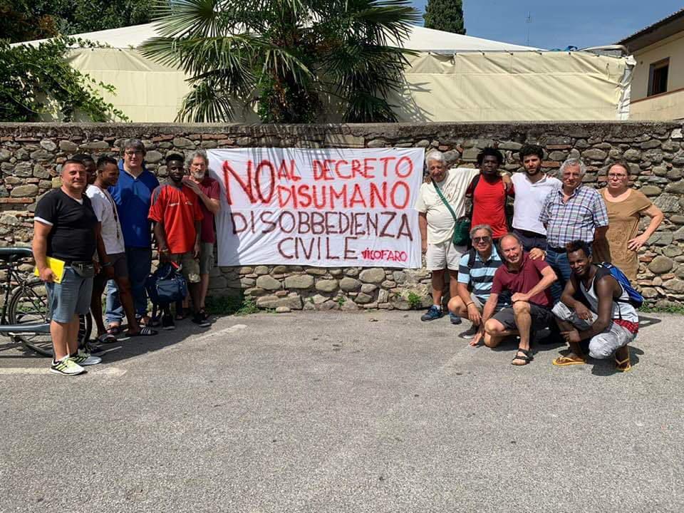Lo striscione appeso da don Massimo Biancalani