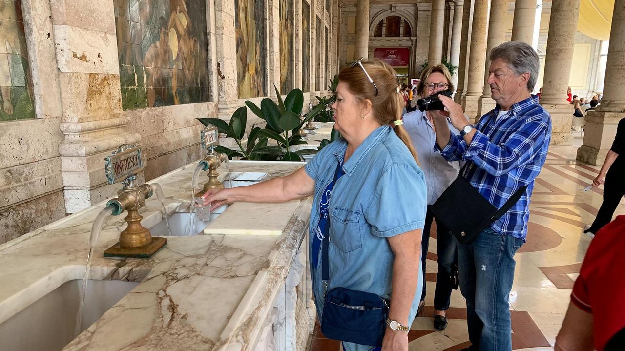 Turisti alle terme a Montecatini (Foto di repertorio)