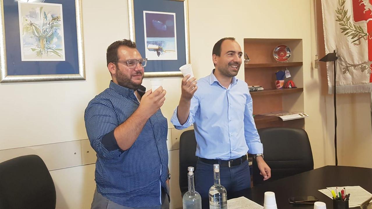 Nella foto da sinistra l'assessore all'ambiente, Alberto Vignoli e il sindaco Calami con in mano bicchieri in polpa di cellulosa completamente riciclabili nella frazione organica