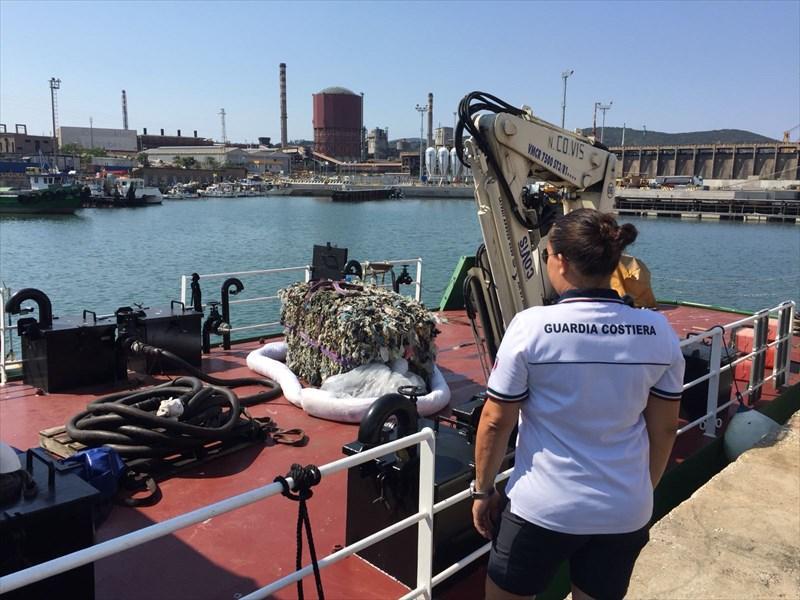 Ecoballe abbandonate in mare a Cerboli, indagato il comandante del cargo 