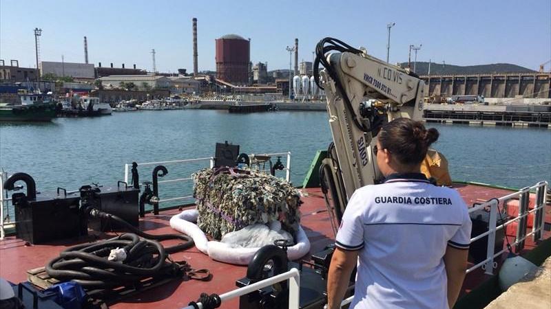 Ecoballe abbandonate in mare a Cerboli, indagato il comandante del cargo