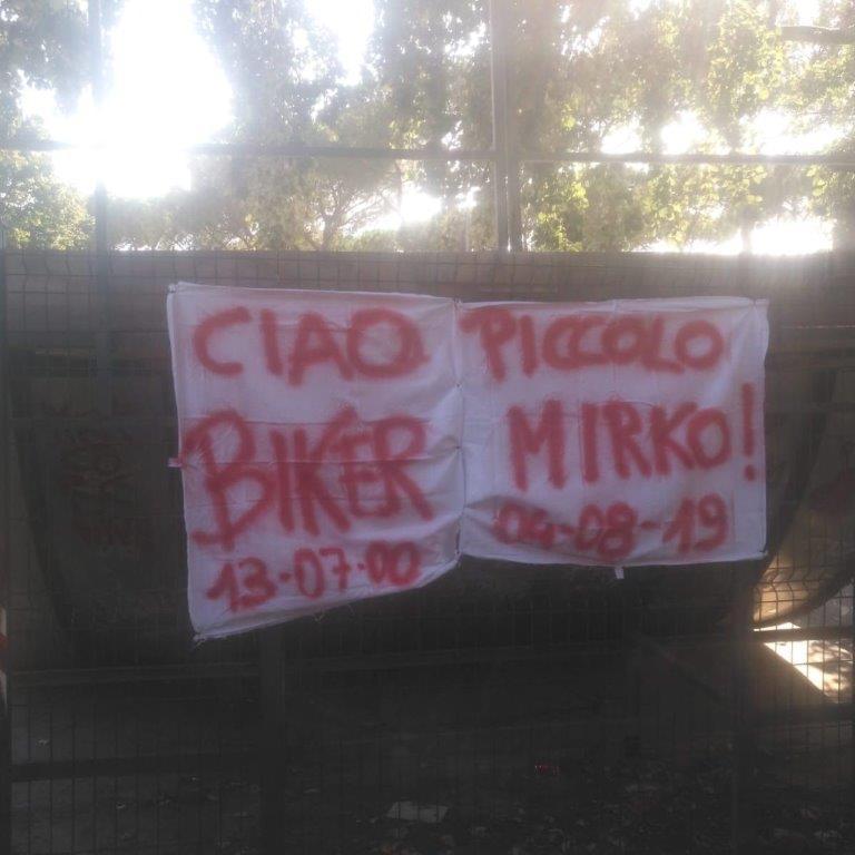 Lo striscione affisso dagli amici di Mirko il giorno del funerale